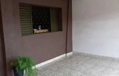 Imagem: A casa possui 3 Dormitórios, 1 Banheiro, 2 Vagas na garagem