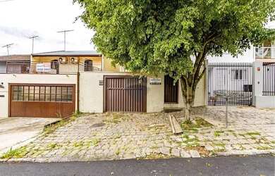 Imagem: A casa possui 3 Dormitórios, 4 Banheiros, 3 Vagas na garagem