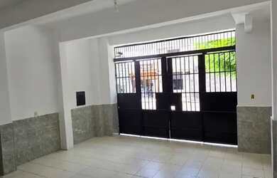 Imagem: A casa possui 2 Dormitórios, 2 Banheiros, 2 Vagas na garagem