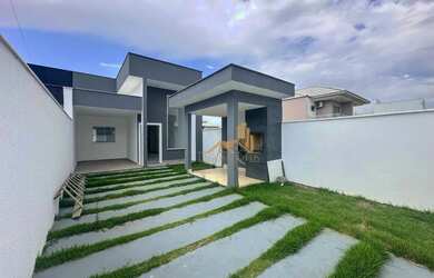 Imagem: A casa possui 3 Dormitórios, 2 Banheiros, 2 Vagas na garagem