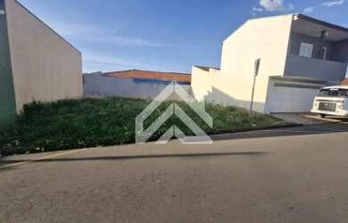 Imagem: Terreno Plano entre casas no Bairro no Jardim das Palmeiras