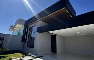 Imagem: A casa possui 3 Dormitórios e 2 Banheiros e está localizado