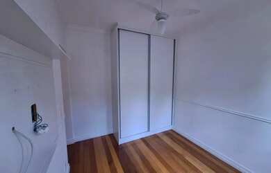 Imagem 6: O imóvel oferece 2 suítes, 1 banheiro, 1 escritório, 1 lavabo, 2 vagas...