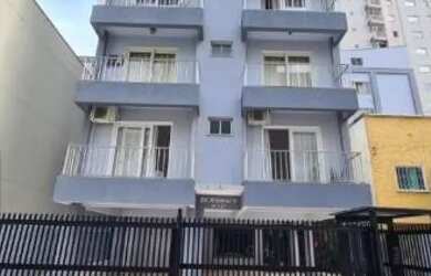 Imagem: O apartamento possui 1 Dormitório, Acomodam 3 pessoas, 1 Vaga