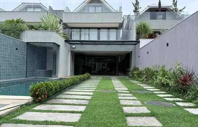 Imagem: A casa em condomínio possui 5 Dormitórios, 5 Banheiros, 4