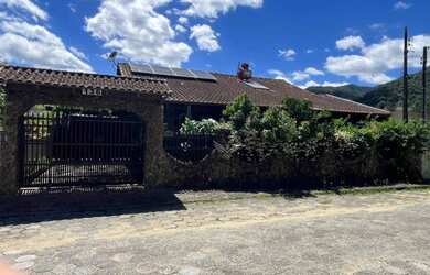 Imagem: A casa possui 4 Dormitórios, 3 Banheiros, 4 Vagas na garagem