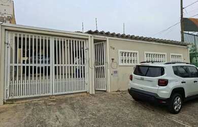 Imagem: A casa possui 4 Dormitórios, 3 Banheiros, 180m² de Área e