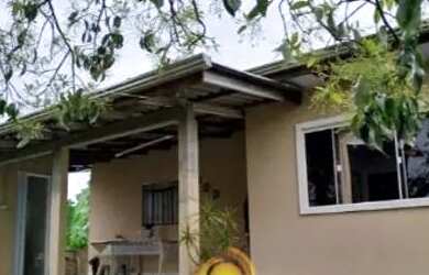 Imagem: A casa possui 3 Dormitórios, Acomodam 10 pessoas, 3 Vagas na