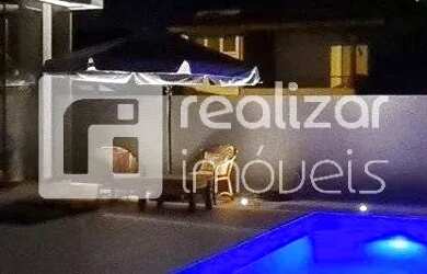 Imagem: A casa possui 4 Dormitórios, 5 Banheiros, 4 Vagas na garagem