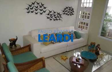 Imagem: A casa possui 3 Dormitórios, 3 Banheiros, 2 Vagas na garagem