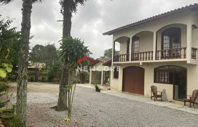 Imagem: A casa possui 4 Dormitórios, 5 Banheiros, 2 Vagas na garagem