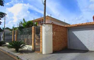 Imagem 2: Sobrado Espaçoso com Piscina em Terreno Privilegiado