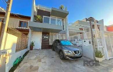 Imagem: A casa possui 3 Dormitórios, 3 Banheiros, 2 Vagas na garagem