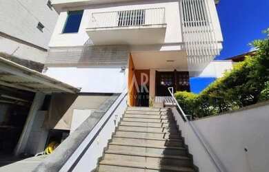 Imagem: O depósito possui 4 Vagas na garagem, 477m² de Área e está