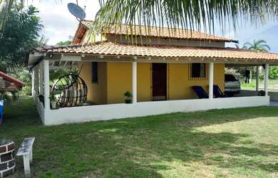 Imagem: A casa possui 3 Dormitórios, 1 Banheiro, 1 Vaga na garagem