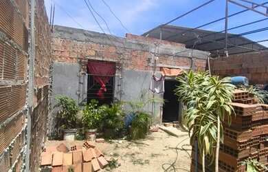 Imagem: A casa possui 4 Dormitórios, 2 Banheiros, 1 Vaga na garagem