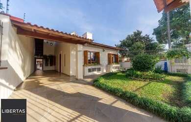 Imagem: A casa possui 4 Dormitórios, 3 Banheiros, 3 Vagas na garagem