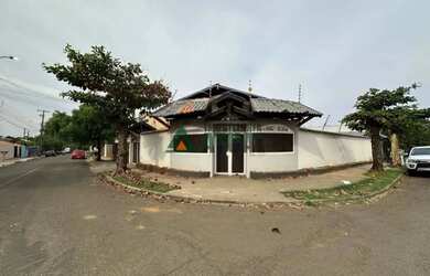 Imagem: A casa possui 4 Dormitórios, 1 Banheiro, 5 Vagas na garagem