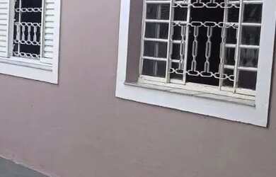 Imagem: A casa possui 1 Dormitório, 2 Banheiros, 4 Vagas na garagem