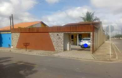 Imagem: A casa possui 3 Dormitórios, 3 Banheiros, 2 Vagas na garagem