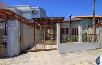 Imagem: A casa possui 3 Dormitórios, 2 Banheiros, 3 Vagas na garagem