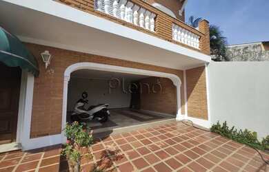 Imagem: A casa possui 3 Dormitórios, 1 Banheiro, 4 Vagas na garagem