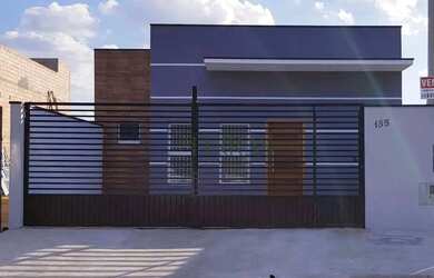 Imagem: A casa possui 3 Dormitórios, 2 Banheiros, 3 Vagas na garagem