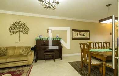 Imagem: A casa possui 3 Dormitórios, 4 Banheiros, 3 Vagas na garagem