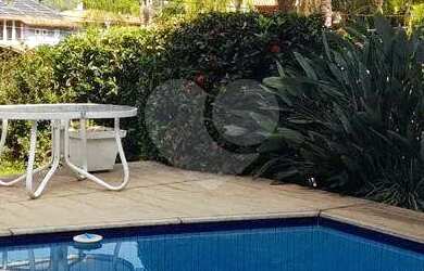 Imagem: A casa em condomínio possui 5 Dormitórios, 3 Banheiros, 4