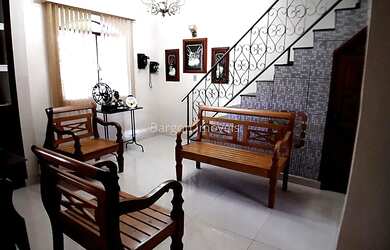 Imagem: A casa possui 5 Dormitórios, 3 Banheiros, 2 Vagas na garagem