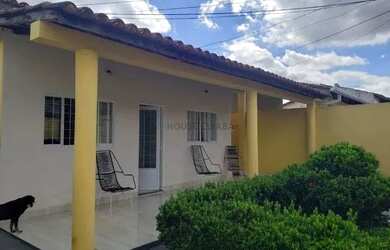 Imagem: A casa possui 4 Dormitórios, 2 Banheiros, 2 Vagas na garagem