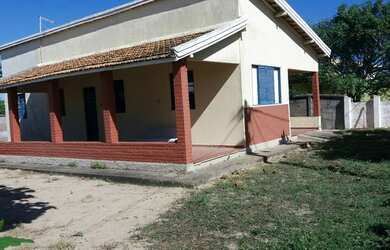 Imagem: A casa possui 3 Dormitórios, 1 Banheiro, 1 Vaga na garagem