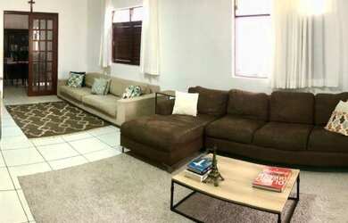 Imagem: A casa possui 4 Dormitórios, 4 Banheiros, 3 Vagas na garagem