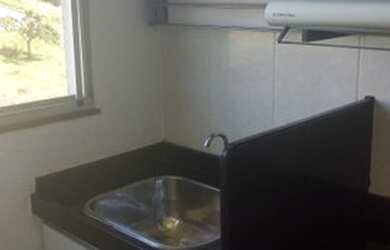 Imagem: O apartamento possui 2 Dormitórios, 1 Banheiro, 1 Vaga na garagem