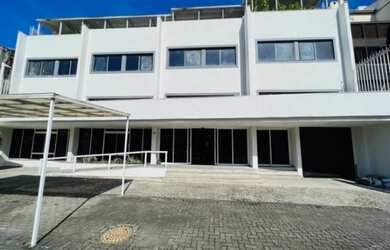 Imagem: O depósito possui 5 Vagas na garagem, 1.800m² de Área e