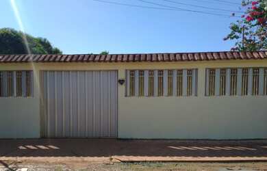 Imagem: A casa possui 3 Dormitórios, 2 Banheiros, 3 Vagas na garagem