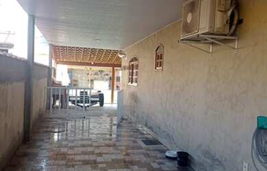 Imagem: A casa possui 2 Dormitórios, 3 Banheiros, 4 Vagas na garagem