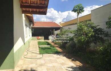 Imagem: A casa possui 2 Dormitórios, 2 Banheiros, 2 Vagas na garagem