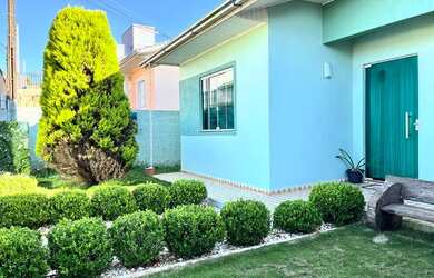 Imagem: A casa possui 3 Dormitórios, 2 Banheiros, 2 Vagas na garagem