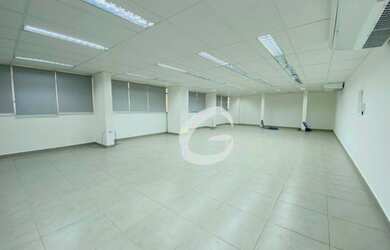 Imagem: O depósito possui 4 Vagas na garagem, 153m² de Área e está