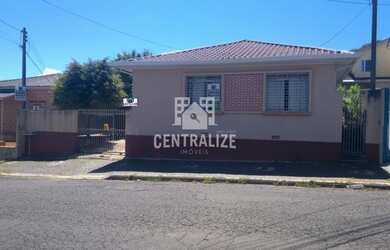 Imagem: A casa possui 3 Dormitórios, 1 Banheiro, 2 Vagas na garagem