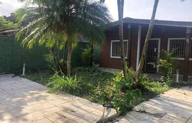 Imagem: A casa possui 2 Dormitórios, 2 Banheiros, 3 Vagas na garagem