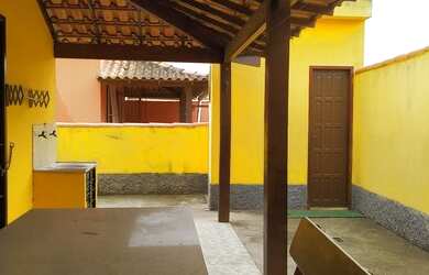 Imagem: A casa possui 2 Dormitórios, 2 Banheiros, 2 Vagas na garagem