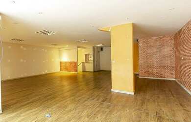 Imagem: O depósito possui 2 Vagas na garagem e 210m² de Área e está