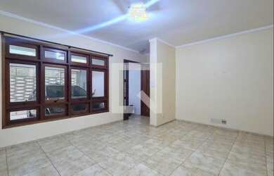 Imagem: A casa possui 3 Dormitórios, 2 Banheiros, 3 Vagas na garagem