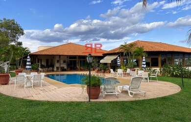 Imagem: A casa possui 4 Dormitórios, 5 Banheiros, 4 Vagas na garagem