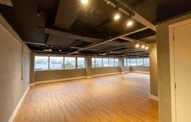 Imagem: O depósito possui 3 Vagas na garagem, 129m² de Área e está