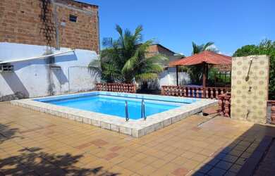 Imagem: A casa possui 4 Dormitórios, 1 Banheiro, 2 Vagas na garagem