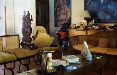 Imagem: A casa possui 4 Dormitórios, 4 Banheiros, 5 Vagas na garagem