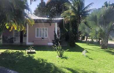 Imagem: A casa possui 3 Dormitórios, 3 Banheiros, 2 Vagas na garagem